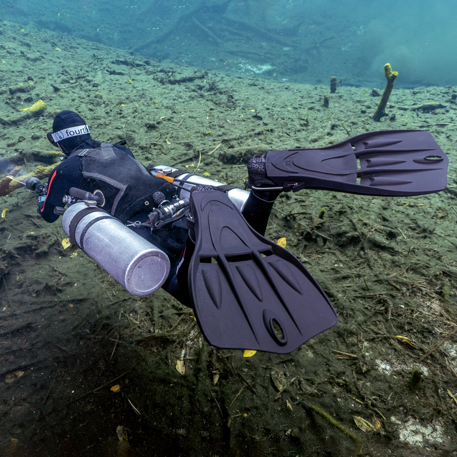 scuba diver wearing Fourth Element TECH Fins